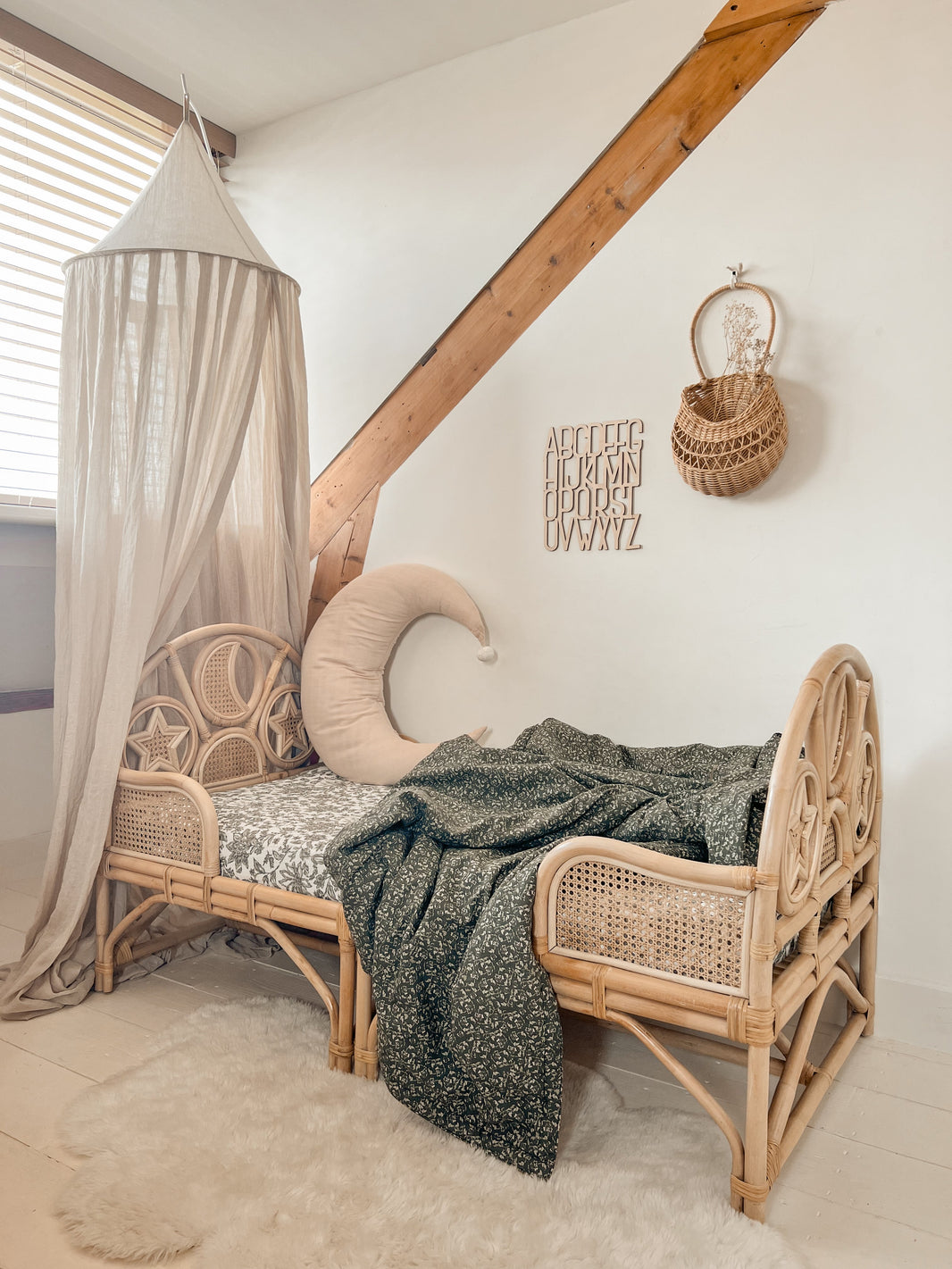 neutrale kinderkamer rotan bed
