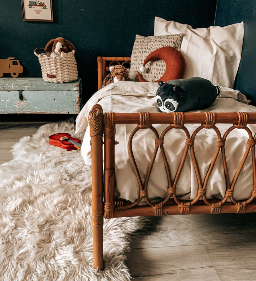 rotan peuterbed sam - blauwe jongenskamer